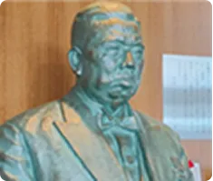 設立者：<strong>故山崎長年 銅像</strong>