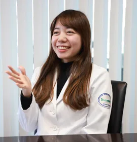 メッセージを伝える先輩職員の写真