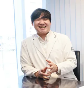 メッセージを伝える先輩職員の写真
