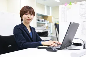 SUNATECで働く先輩職員（N.I）の写真