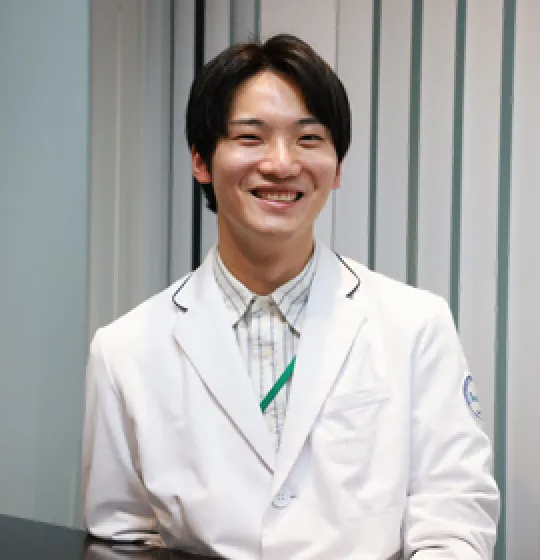 メッセージを伝える先輩職員の写真
