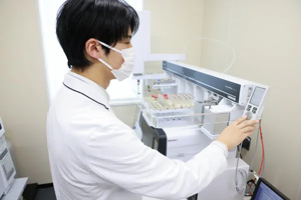 分析機器を用いて測定を行う様子