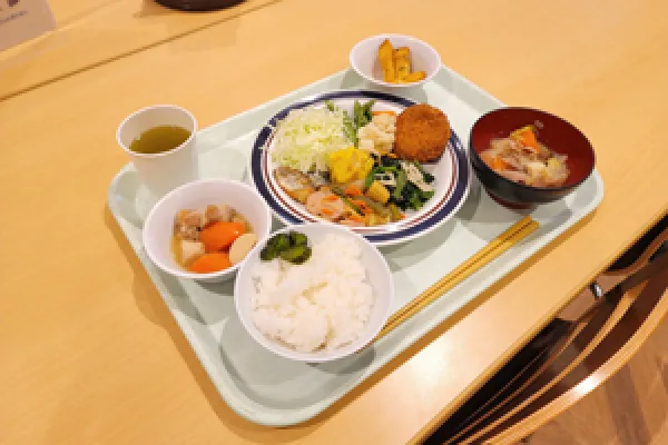 職員食堂で昼食をとる様子