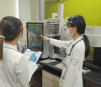 検査室での分析作業の様子